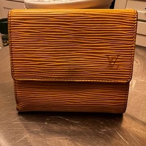 💯 % Authentic Louis Vuitton Epi Leather Elise Wallet   Gold w/purple interior